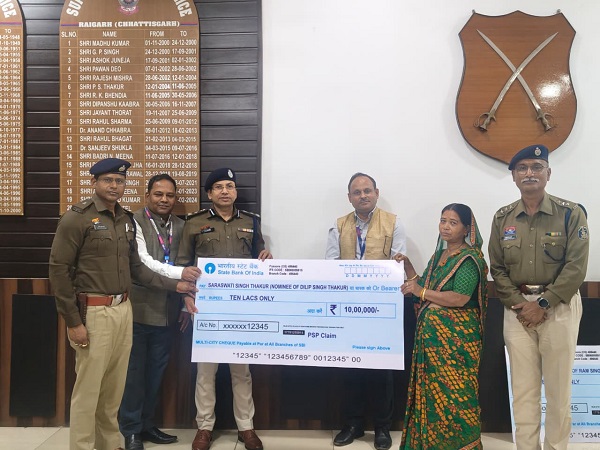 ड्यूटी के दौरान शहीद पुलिसकर्मियों के परिजनों को 10-10 लाख की बीमा सहायता, एसएसपी ने जताई संवेदना