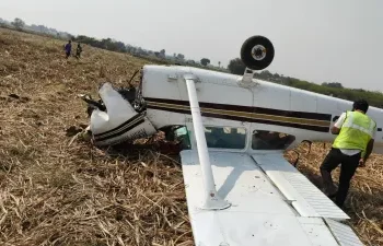 विजयपुरा में प्राइवेट ट्रेनिंग एयरक्राफ्ट क्रैश, दो लोग घायल – इंजन में खराबी की आशंका