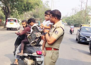 खाकी का मानवीय दायित्व,  एडिशनल एसपी अनिल सोनी ने सड़क पर भटक रहे 2 वर्षीय बालक को मां से मिलाया