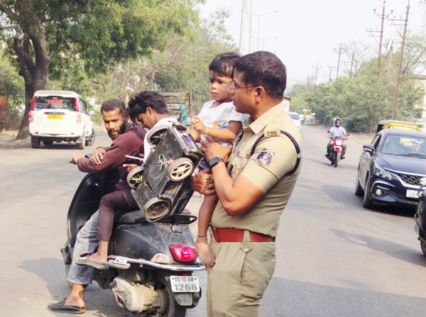 खाकी का मानवीय दायित्व, एडिशनल एसपी अनिल सोनी ने सड़क पर भटक रहे 2 वर्षीय बालक को मां से मिलाया