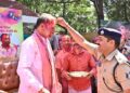 मुख्यमंत्री निवास में होली के रंगों की बौछार: मुख्यमंत्री  विष्णु देव साय ने अधिकारियों-कर्मचारियों संग खेली होली