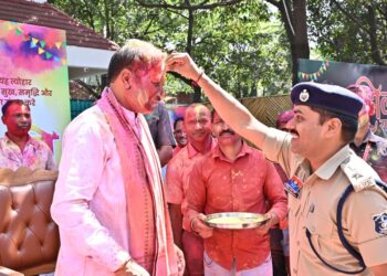 मुख्यमंत्री निवास में होली के रंगों की बौछार: मुख्यमंत्री  विष्णु देव साय ने अधिकारियों-कर्मचारियों संग खेली होली