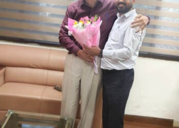 राज्य नीति आयोग के उपाध्यक्ष गणेश शंकर मिश्रा से मुख्यमंत्री के सलाहकार डॉ. धीरेंद्र तिवारी की सौजन्य भेंट