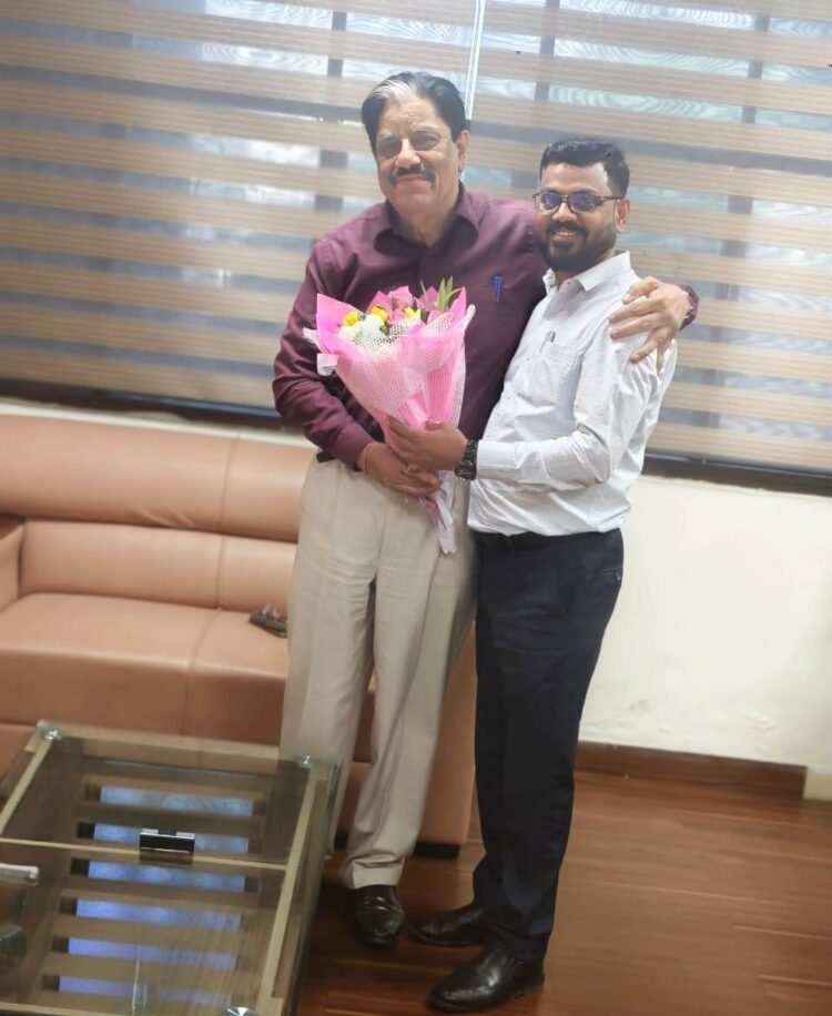 राज्य नीति आयोग के उपाध्यक्ष गणेश शंकर मिश्रा से मुख्यमंत्री के सलाहकार डॉ. धीरेंद्र तिवारी की सौजन्य भेंट