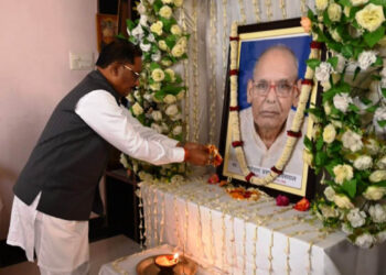 मुख्यमंत्री साय ने रामानुजगंज के ओमप्रकाश जायसवाल के पिताजी के निधन पर सांत्वना देने पहुंचे