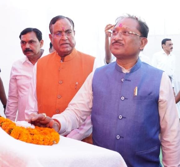 मुख्यमंत्री विष्णुदेव साय ने बड़ादेव की पूजा कर प्रदेशवासियों की सुख-समृद्धि की कामना की