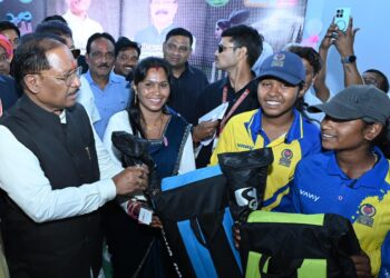 मुख्यमंत्री  विष्णु देव साय ने इचकेला की बालिका क्रिकेट खिलाड़ियों को किया सम्मानित: क्रिकेट किट प्रदान कर बढ़ाया उत्साह