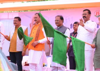 प्रदेश की लाइफलाइन हुई सशक्त: मुख्यमंत्री विष्णुदेव साय ने 370 नई एम्बुलेंस को दिखाई हरी झंडी