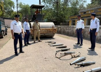 “सड़क पर गूंज रहा था खौफनाक शोर… पुलिस ने पकड़े 11 वाहन, 50 साइलेंसर बुलडोजर से कुचल डाले”