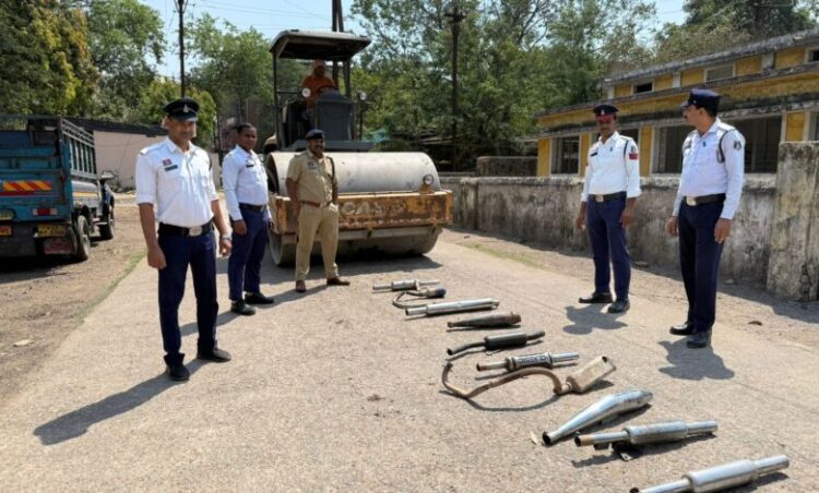 “सड़क पर गूंज रहा था खौफनाक शोर… पुलिस ने पकड़े 11 वाहन, 50 साइलेंसर बुलडोजर से कुचल डाले”