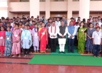 हथियार छोड़कर लोकतंत्र के मंदिर पहुंचे 140 सरेंडर नक्सली, पहली बार देखी विधानसभा की कार्यवाही, CM साय से की मुलाकात