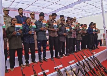 छत्तीसगढ़ में नक्सल मोर्चे पर बड़ी कामयाबी, 15 इनामी माओवादियों ने हथियार डालकर किया सरेंडर