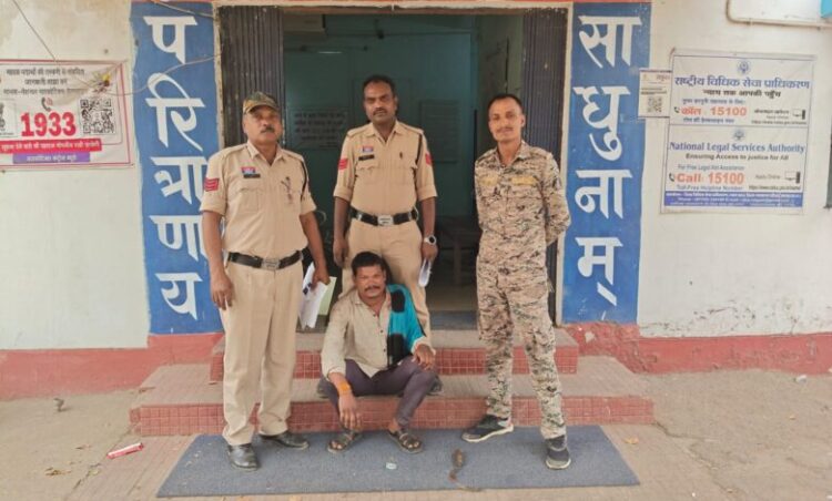 घरघोड़ा में खूनी संघर्ष: आपसी विवाद में पति ने पत्नी के गर्दन पर हसिया से किया प्राणघातक हमला, आरोपी गिरफ्तार