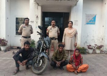 जिला अस्पताल से चोरी बाइक 24 घंटे के भीतर बरामद, महिला सहित तीन आरोपी गिरफ्तार