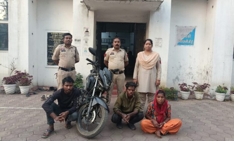 जिला अस्पताल से चोरी बाइक 24 घंटे के भीतर बरामद, महिला सहित तीन आरोपी गिरफ्तार