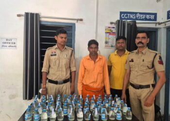 “ऑपरेशन आघात” के तहत अवैध शराब पर पुसौर पुलिस की बड़ी कार्रवाई, स्कूटी से 70 नग देशी मदिरा प्लेन परिवहन करते आरोपी गिरफ्तार*