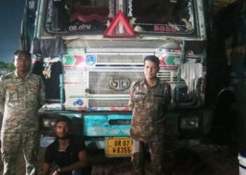 “ऑपरेशन प्रहार” के तहत अवैध कबाड़ परिवहन पर रायगढ़ पुलिस की एक और कार्रवाई, 12 चक्का ट्रक से 22.75 टन अवैध स्क्रेप कबाड़ जब्त, वाहन सहित करीब 18 लाख का माल बरामद