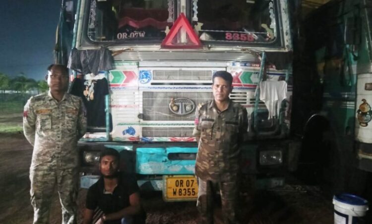 “ऑपरेशन प्रहार” के तहत अवैध कबाड़ परिवहन पर रायगढ़ पुलिस की एक और कार्रवाई, 12 चक्का ट्रक से 22.75 टन अवैध स्क्रेप कबाड़ जब्त, वाहन सहित करीब 18 लाख का माल बरामद