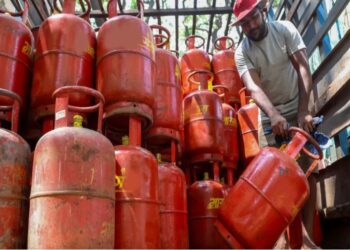 रायपुर में गैस सिलेंडरों की कालाबाजारी पर बड़ी कार्रवाई, 355 सिलेंडर जब्त