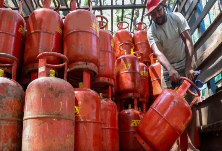 रायपुर में गैस सिलेंडरों की कालाबाजारी पर बड़ी कार्रवाई, 355 सिलेंडर जब्त