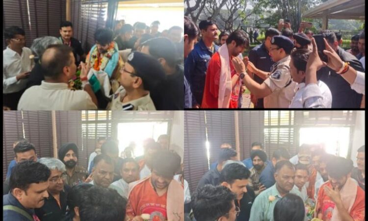 रायगढ़ के जिंदल एयरपोर्ट पर उतरे बागेश्वर बाबा: पंडित धीरेंद्र शास्त्री का भव्य स्वागत