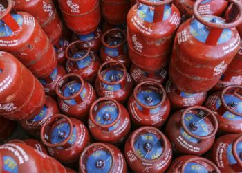 देश में LPG की नहीं है कोई कमी, पैनिक बुकिंग से बढ़ी मांग; सरकार ने लोगों से घबराने से बचने की अपील की