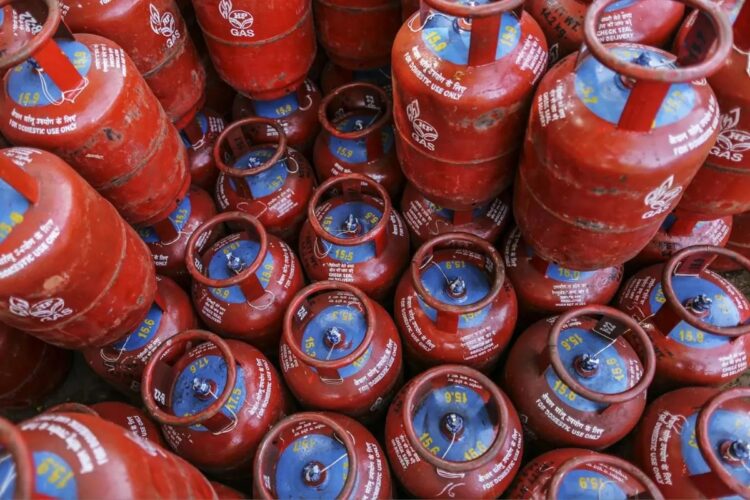 देश में LPG की नहीं है कोई कमी, पैनिक बुकिंग से बढ़ी मांग; सरकार ने लोगों से घबराने से बचने की अपील की