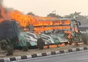 चलती बस में लगी भीषण आग! रायपुर आ रही लग्जरी बस धू-धू कर जली, यात्रियों में मची अफरा-तफरी, इतने लोग थे सवार