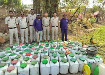 कोतरारोड़ पुलिस की बड़ी कार्रवाई, ग्राम बायंग में अवैध शराब की सूचना पर रेड, 100 से अधिक डिब्बों में मिला महुआ लाहन मौके पर पुलिस ने किया नष्ट