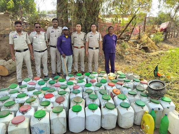 कोतरारोड़ पुलिस की बड़ी कार्रवाई, ग्राम बायंग में अवैध शराब की सूचना पर रेड, 100 से अधिक डिब्बों में मिला महुआ लाहन मौके पर पुलिस ने किया नष्ट