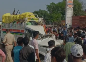 दर्दनाक सड़क हादसा: तीन बच्चों समेत 8 लोगों की मौत, पुलिस मौके पर, इलाके में मची अफरा-तफरी