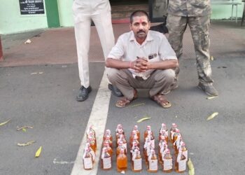होटल में छिपाकर रखी अवैध अंग्रेजी शराब जब्त, संचालक गिरफ्तार, 35 पाव अंग्रेजी शराब बरामद