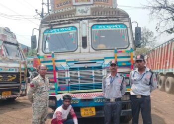 रायगढ़ पुलिस का अवैध कबाड़ पर ताबड़तोड़ कार्रवाई, 24 घंटे में तीन बड़ी कार्यवाही, दो ट्रकों से 48 टन से अधिक स्क्रैप जब्त, एक लावारिस वाहन भी पकड़ा गया