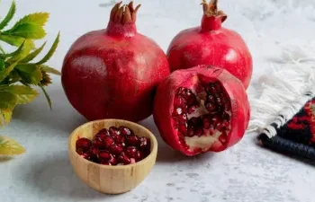 क्या आप भी अनार को सिर्फ खून बढ़ाने वाला फल समझते हैं? जानिए रोज खाने से कई बड़े हेल्थ बेनिफिट