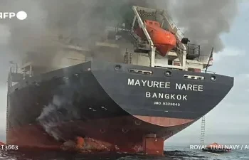 मिडिल ईस्ट तनाव के बीच होर्मुज स्ट्रेट में थाई कार्गो शिप पर हमला, जहाज में लगी आग; 20 क्रू मेंबर सुरक्षित, 3 अब भी लापता