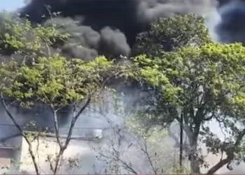 प्लास्टिक रिफाइनरी प्लांट में लगी आग, आसमान में छाया धुएं का गुबार, लाखों के नुकसान की आशंका