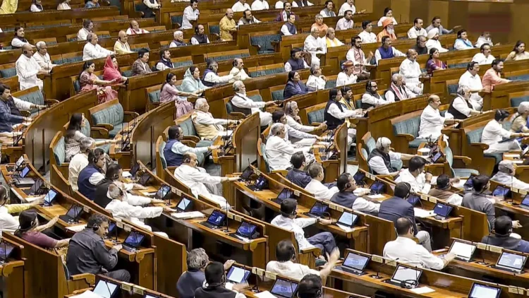 लोकसभा में सीटें बढ़ाने की तैयारी: 543 से 816 तक प्रस्ताव, महिलाओं के लिए 33% आरक्षण वाला बिल ला सकती है सरकार