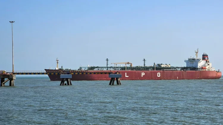 फारस की खाड़ी में फंसे 22 भारतीय टैंकर, 16 लाख टन से ज्यादा तेल-गैस की सप्लाई अटकी