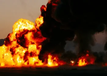 ईरान के मिसाइल हमले से भारत पर असर, कतर के गैस प्लांट में तबाही; 20% सप्लाई रुकी, उद्योगों पर खतरा