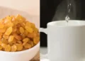 सुबह खाली पेट 1 गिलास गुनगुना पानी और भीगी किशमिश खाने से सेहत को ये फायदे मिलते हैं