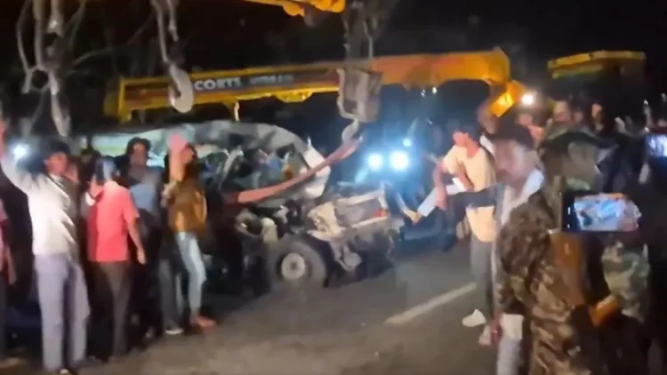 दर्दनाक सड़क हादसा: एंबुलेंस-ट्रक की टक्कर में 7 लोगों की मौत