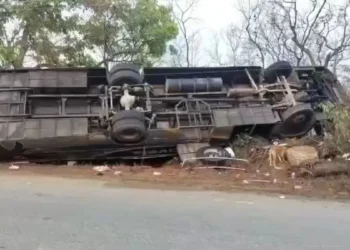 ओडिशा में टूरिस्ट बस पलटी, 5 की मौत और 40 से ज्यादा घायल; कई लोग बस के नीचे फंसे