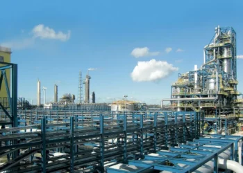 गैस सप्लाई में रुकावट से आधी क्षमता पर चल रहे यूरिया प्लांट, उत्पादन घटा—जानें कितना है स्टॉक