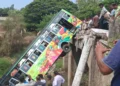 बेकाबू होकर बस पुल से नीचे गिरी, 40 से ज्यादा यात्री सवार; 10 से अधिक घायल