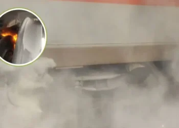 एक्सप्रेस ट्रेन में लगी भीषण आग! B1 और B4 कोच के अंदर धुआं भरने से यात्रियों में मची अफरा-तफरी