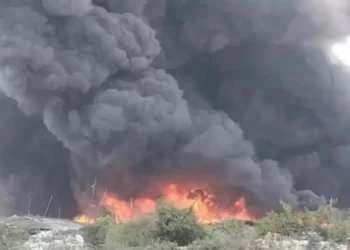 झोपड़ियों में लगी भीषण आग, बुझाने में लगीं फायर ब्रिगेड की 12 गाड़ियां, इलाके में अफरा-तफरी