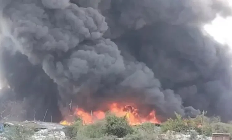 झोपड़ियों में लगी भीषण आग, बुझाने में लगीं फायर ब्रिगेड की 12 गाड़ियां, इलाके में अफरा-तफरी