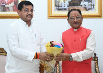 मुख्यमंत्री से उत्तरप्रदेश के राज्यमंत्री  रामकेश निषाद ने सौजन्य मुलाकात की