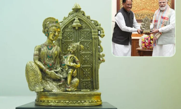 प्रभु श्रीराम के आदर्शों से प्रेरित छत्तीसगढ़ : मुख्यमंत्री साय ने प्रधानमंत्री नरेंद्र मोदी को बेल मेटल निर्मित ‘माता कौशल्या के राम’ कलाकृति की भेंट