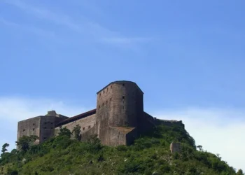 मातम में बदला जश्न! पर्यटकों के बीच मची भीषण भगदड़ से 30 लोगों की दर्दनाक मौत